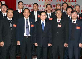 Chủ tịch nước Nguyễn Minh Triết với các đại biểu dự hội nghị.