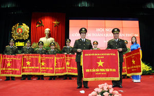 Đại tướng Lê Hồng Anh, Bộ trưởng Bộ Công an trao Cờ thi đua xuất sắc của Chính phủ tặng Công an các đơn vị trực thuộc Bộ.
