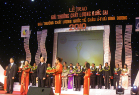 Các doanh nghiệp tỉnh ta nhận giải thưởng chất lượng quốc gia năm 2010.