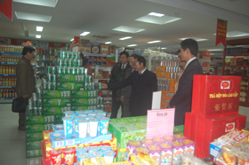 Đoàn kiểm tra liên ngành tiến hành kiểm tra tại quầy hàng doanh nghiệp Anh Phong.