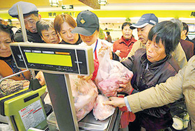 Người dân mua thực phẩm tại một siêu thị ở Trung Quốc