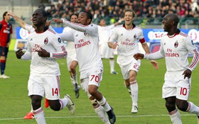 Niềm vui của các cầu thủ AC Milan sau khi tiền vệ Rodney Strasser (số 14) ghi bàn thắng vào lưới Cagliari.