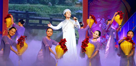 Ca sĩ Đông Quân biểu diễn trong chương trình “Xuân nhân ái” gây quỹ chăm lo người nghèo ăn tết.
