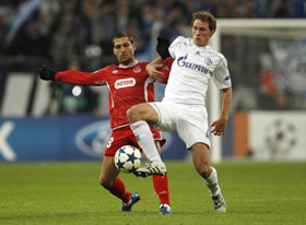Trận Schalke (phải) và Hapoel bị nghi ngờ có dàn xếp tỷ số.
