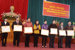 Trao tặng giấy khen cho các tập thể có thành tích xuất sắc trong công tác dân vận năm 2010.