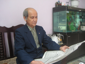 Giữ thói quen của người đại biểu Quốc hội, hàng ngày, ông Khanh vẫn thường xuyên đọc báo để kịp thời cập nhật tin túc trong nước và quốc tế.