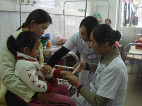 Các y, bác sĩ khoa Nhi (Bệnh viện Đa khoa tỉnh) điều trị cho trẻ bị viêm phổi.