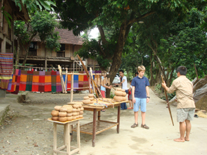 Bản Pom Coọng, thgị trấn Mai Châu thường xuyên đón các đoàn khách quốc tế đến thăm quan
