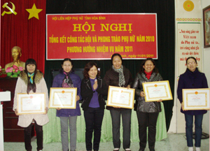 Được ủy quyền, lãnh đạo Hội LHPN tỉnh trao Bằng khen của T.Ư Hội LHPN Việt Nam cho các tập thể đạt thành tích xuất sắc năm 2010.