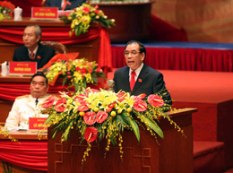 Đồng chí Nông Đức Mạnh, Tổng Bí thư BCH Trung ương Đảng (khóa X), trình bày Báo cáo Chính trị tại Đại hội XI của Đảng (Ảnh CPV)
