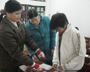 Giáo viên trường THCS Đồng Bảng quyên góp áo ấm tặng cho các em học sinh có hoàn cảnh khó khăn.