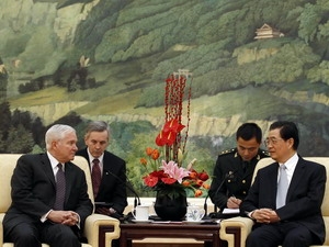 Chủ tịch Trung Quốc Hồ Cẩm Đào (phải) và Bộ trưởng Quốc phóng Mỹ Robert Gates.