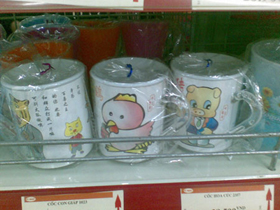 Một số sản phẩm cốc nhựa in hình hoạt hình xuất xứ từ Trung Quốc được bày bán tại siêu thị ở Khu đô thị Việt Hưng (Hà Nội)
