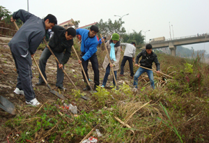 ĐVTN TPHB tham gia dọn vệ sinh môi trường dọc bờ sông Đà.