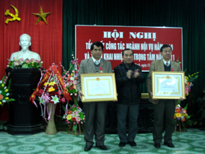 Thừa ủy quyền của Chủ tịch nước, đ/c Quách Thế Hùng, Phó Chủ tịch UBND tỉnh trao Huân chương Lao động hạng ba cho 2 cá nhân.