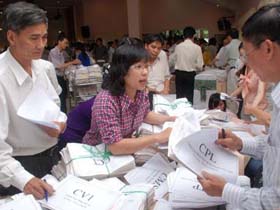 Đại diện Sở GD-ĐT tỉnh Bình Phước bàn giao hồ sơ thí sinh thi ĐH, CĐ năm 2010 cho các trường.