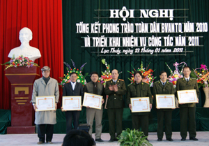 Đại tá Nguyễn văn Chiến, Phó giám đốc Công an tỉnh tặng giấy khen cho đại diện các tập thể.