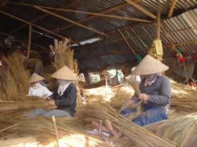 Các cơ sở sản xuất chổi chít trên địa bàn xã Mông Hóa (Kỳ Sơn) tạo việc làm cho khoảng 300 lao động địa phương.