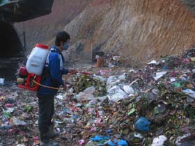 Công ty CP MTĐT Hòa Bình phun chế phẩm EM hạn chế ô nhiễm tại bãi rác dốc Búng.