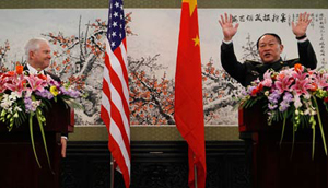 Bộ trưởng Quốc phòng Mỹ Robert Gates (trái) và người đồng cấp Trung Quốc Lương Quang Liệt.