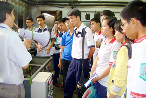 Học sinh tìm hiểu ngành điện lạnh tại xưởng thực hành của Trường ĐH Sư phạm Kỹ thuật TPHCM vào sáng 16-1.