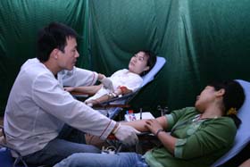 ĐV - TN tích cực tham gia hiến máu nhân đạo.