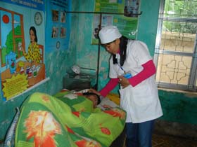 Cán bộ Trạm y tế xã Ngọc Mỹ  (Tân Lạc) chăm sóc sức khỏe nhân dân trong xã.