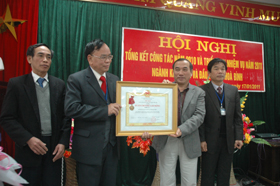 Thừa ủy quyền của Chủ tịch nước, đồng chí Quách Thế Hùng, Phó Chủ tịch UBND tỉnh trao Huân chương Lao động hạng Nhì cho Sở KH&ĐT.