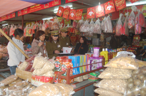 Đoàn tiến hành kiểm tra tại một số quầy kinh doanh hàng khô chợ Phương Lâm.