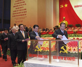 Các đồng chí lãnh đạo Đảng, Nhà nước bỏ phiếu bầu Ban Chấp hành T.Ư Đảng khóa XI.