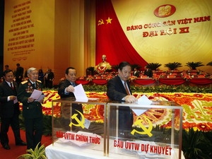 Các đại biểu Đại hội Đảng XI bỏ phiếu bầu Ban chấp hành Trung ương Đảng khóa XI.
