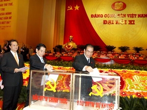 Các vị lãnh đạo Đảng, Nhà nước bỏ phiếu bầu Ban Chấp hành Trung ương Khóa XI, chiều 17/1.