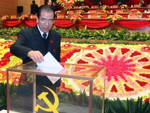 Tổng Bí thư Nông Đức Mạnh bỏ phiếu biểu quyết một số vấn đề thuộc nội dung văn kiện Đại hội Đảng XI.