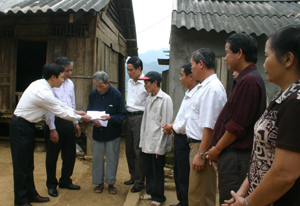 Huyện Kỳ Sơn thực hiện kịp thời công tác hỗ trợ, động viên đối với người nghèo.