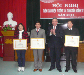 Đồng chí Bùi Ngọc Đảm, Phó Chủ tịch TT UBND tỉnh trao bằng khen của Bộ Tư pháp cho các tập thể, cá nhân đạt thành tích xuất sắc năm 2010.