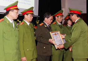 Thiếu tướng Phan Văn Vĩnh, Quyền Tổng cục trưởng Tổng cục Cảnh sát Phòng chống tội phạm trao Bằng khen của Bộ Công an cho các tập thể có thành tích xuất sắc.
