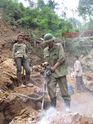 Công nhân khai thác đá không đeo dây an toàn tại khu vực khai thác đá xã Tân Vinh (Lương Sơn).