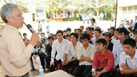 TS Nguyễn Văn Thư - phó hiệu trưởng Trường ĐH Giao thông vận tải TP.HCM - tư vấn cho thí sinh trong chương trình tư vấn do Tuổi Trẻ tổ chức. Năm 2011, một số ngành đặc thù của trường bắt đầu tuyển nữ.