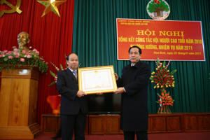 Đồng chí Nguyễn Văn Quang, Phó Bí thư TT Tỉnh uỷ trao Bằng khen của Thủ tướng Chính Phủ cho Ban đại diện Hội NCT tỉnh.