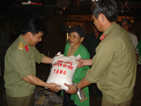 Lực lượng vũ trang tỉnh hỗ trợ gạo cho hộ nghèo huyện Đà Bắc đón Tết. (ảnh Mạnh Hùng)