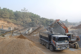 Khai thác đá xây dựng thế mạnh để huyện Yên Thủy tận dụng tiềm năng sẵn có trên địa bàn trong phát triển kinh tế.