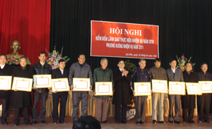 Lãnh đạo huyện Lạc Sơn tặng giấy khen cho các chi, Đảng bộ đạt TS- VM tiêu biểu.
