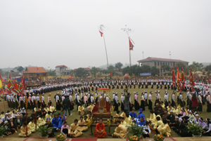 Lễ hội Khai hạ Mường Bi (Tân Lạc) thu hút nhân dân nhiều bản Mường trong vùng tham gia.