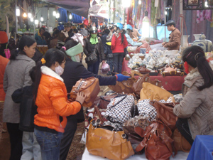 Nhân dân huyện Cao Phong mua sắm tại hội chợ.