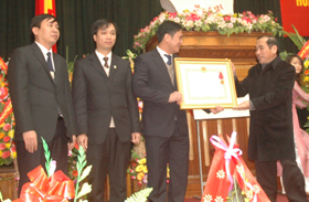 Thừa ủy quyền Chủ tịch nước, đồng chí Quách Thế Hùng, Phó Chủ tịch UBND tỉnh trao Huân trương Lao động hạng Nhì cho tập thể và hạng Ba cho các cá nhân thuộc Sở GTVT tỉnh.