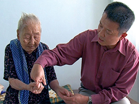 GS.TS Trương Nguyện Thành (bên phải) cùng tình cảm quê nhà thân thương
