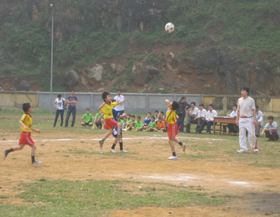 Huyện Tân Lạc thường xuyên tổ chức các giải bóng đá thiếu niên - nhi đồng tạo sân chơi lành mạnh, bổ ích cho trẻ em