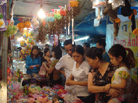 Nhân dân huyện Lạc Sơn thăm quan, mua sắp tại hội chợ