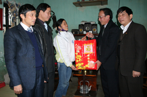Đồng chí Nguyễn Hòa Bình, Phó Chủ tịch thường trực Tổng LDLĐ Việt Nam thăm công nhân có hoàn cảnh khó khăn tại TP Hòa Bình