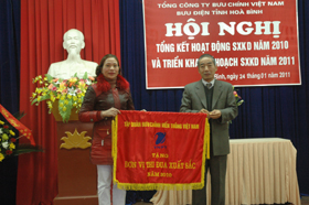 Lãnh đạo Tập đoàn Bưu chính Viễn Thông Việt Nam tặng cờ thi đua năm 2010 cho Bưu điện tỉnh.